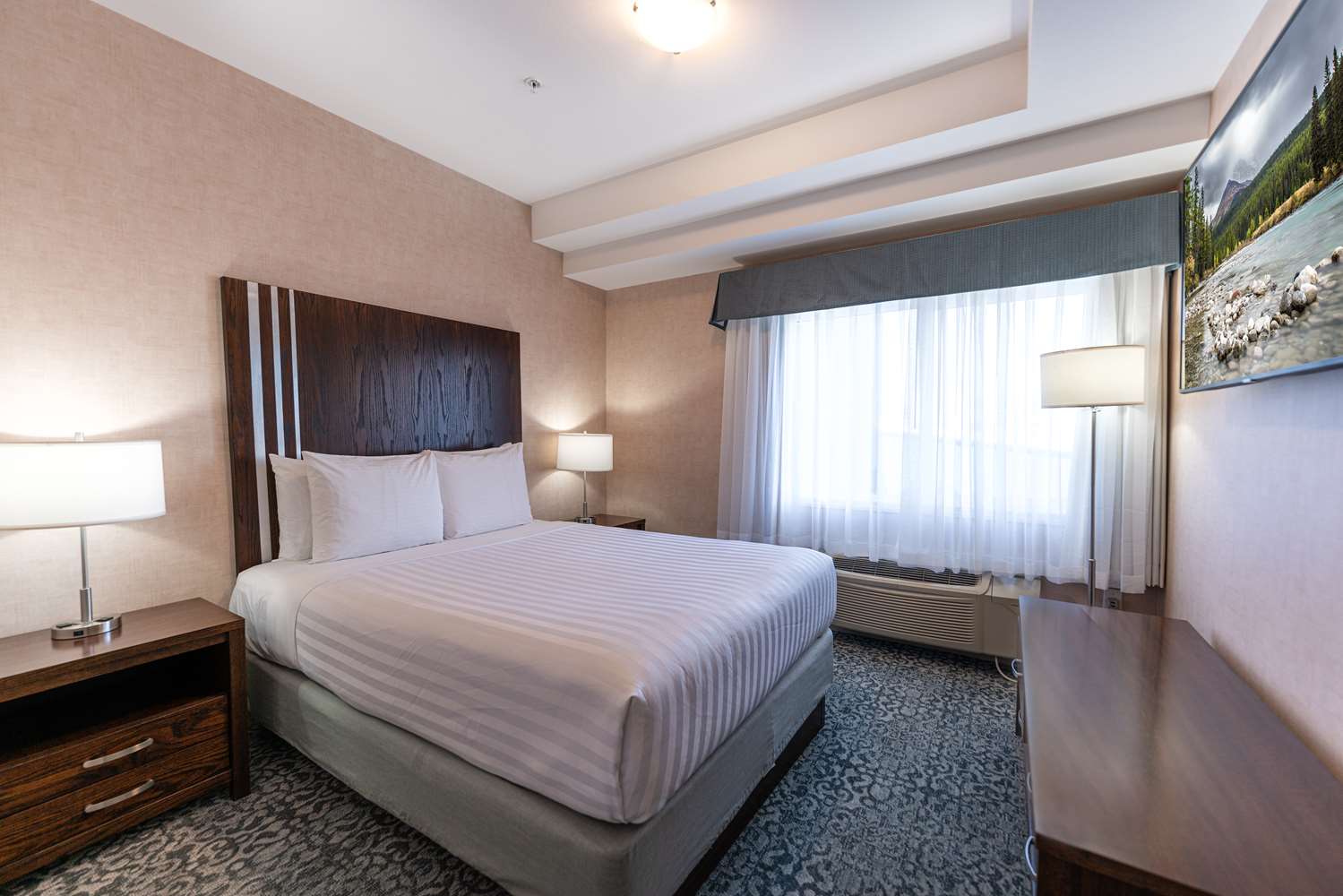 جناح بسرير كينج وسرير كوين بغرفتي نوم مع أريكة بمطبخ صغير، Prestige Cranbrook Hotel, BW Premier Collection 2/4