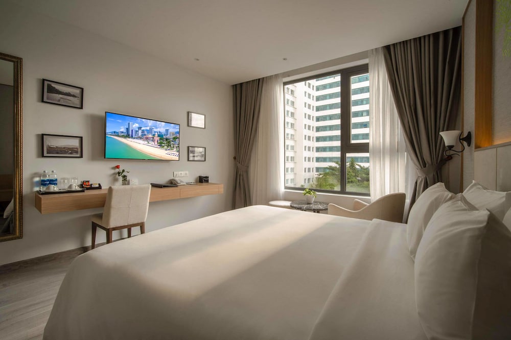 SUPERIOR, DOUBLE BED, CITY VIEW