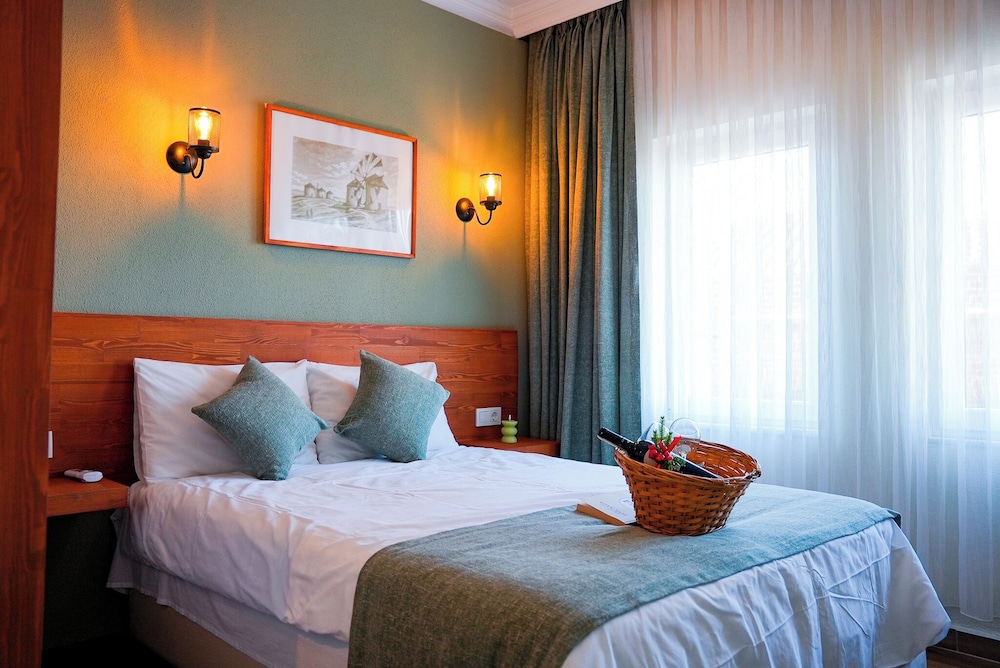 ROOM, DOUBLE BED, PARTIAL SEA VIEW