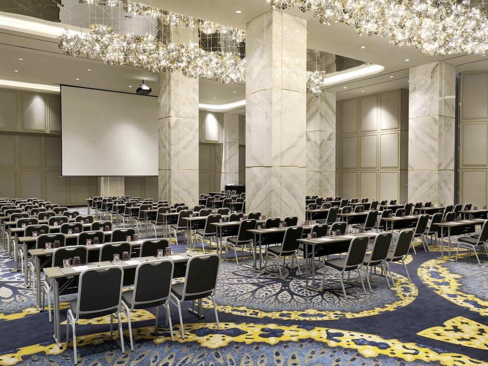 Movenpick Surabaya City 59/68