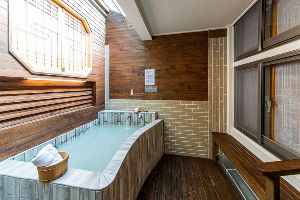 Phoenix Pavilion Hot Spring Hotel 52/65