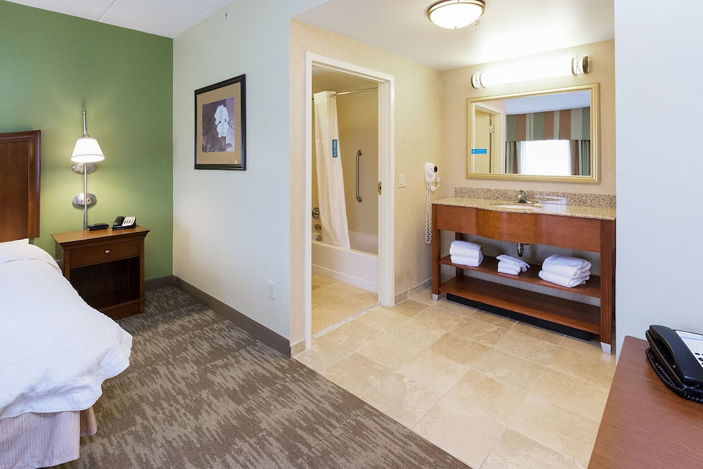 Hampton Inn & Suites Blairsville 26/45