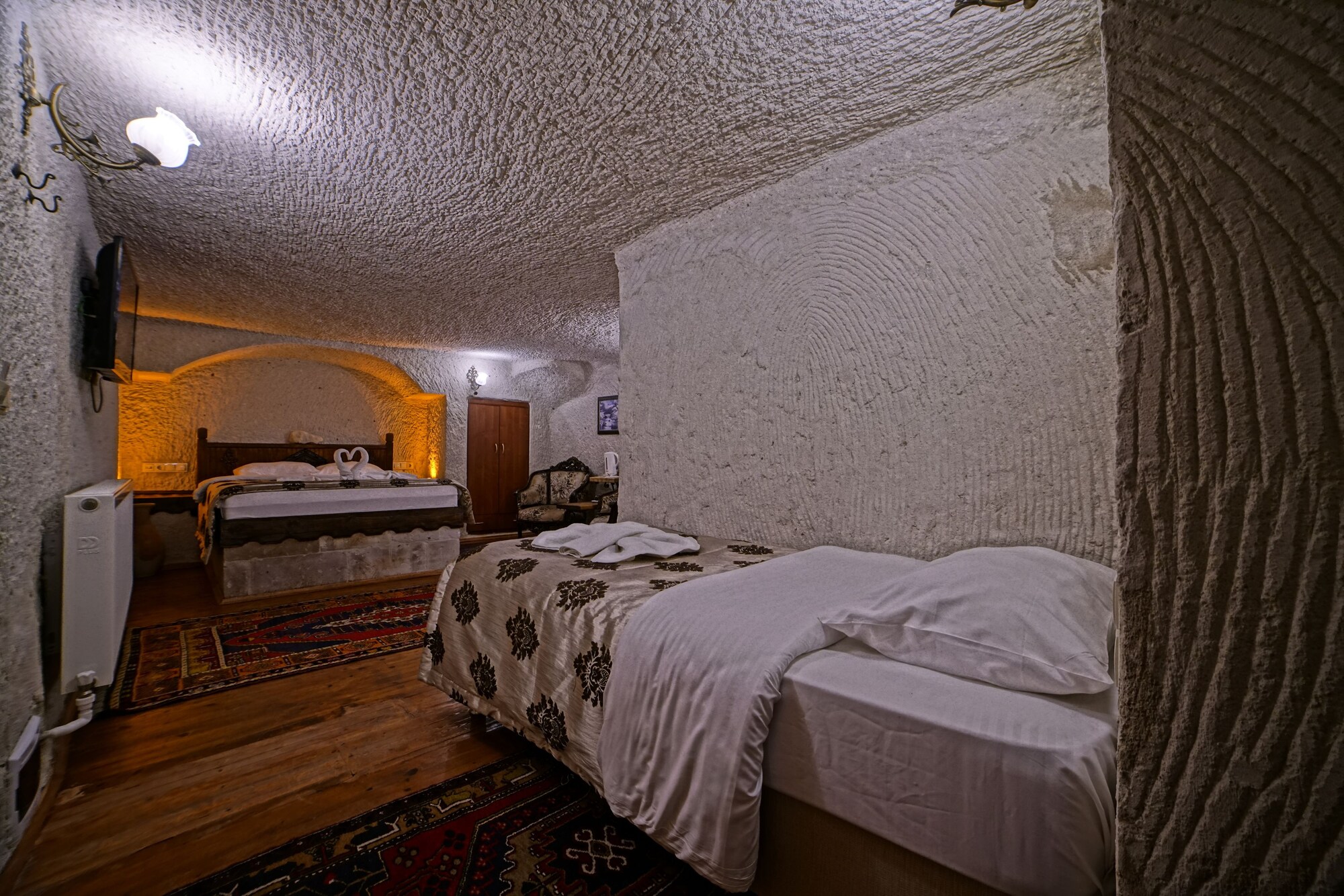 Cave, 1 Queen and 1 Single Bed