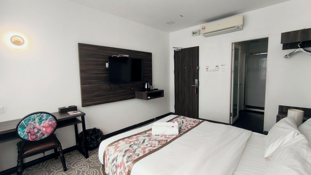 ROOM, QUEEN BED