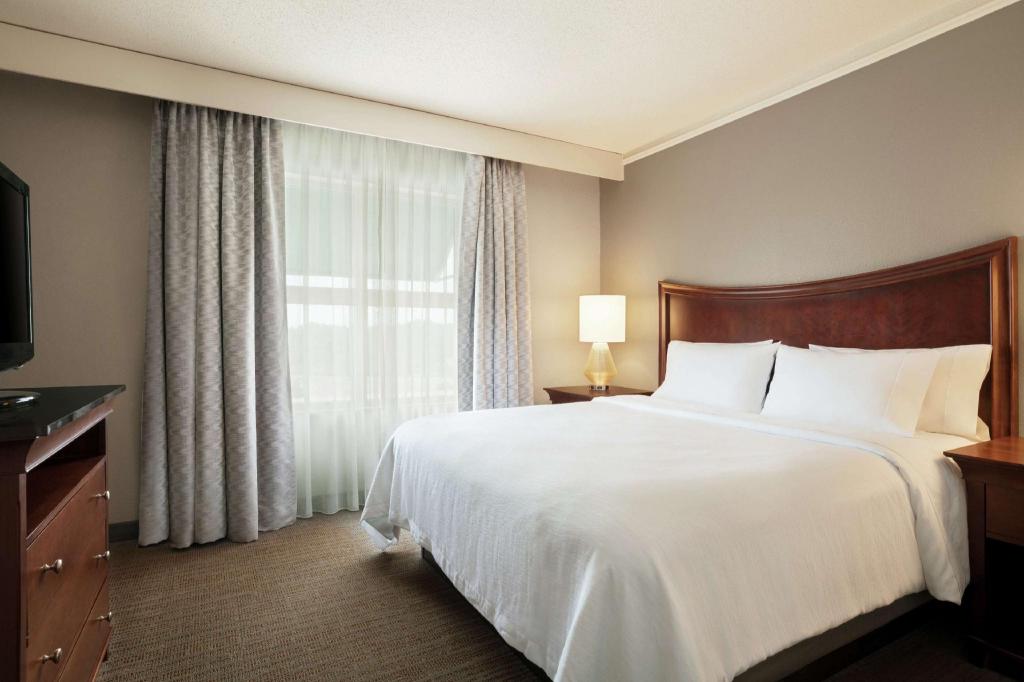 Conference, 3 Rooms, Suite, King Bed, Living Area