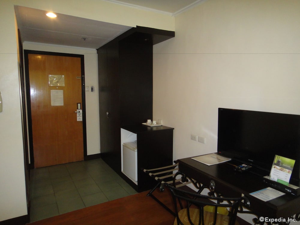 Golden Peak Hotel and Suites powered by Cocotel 54/63