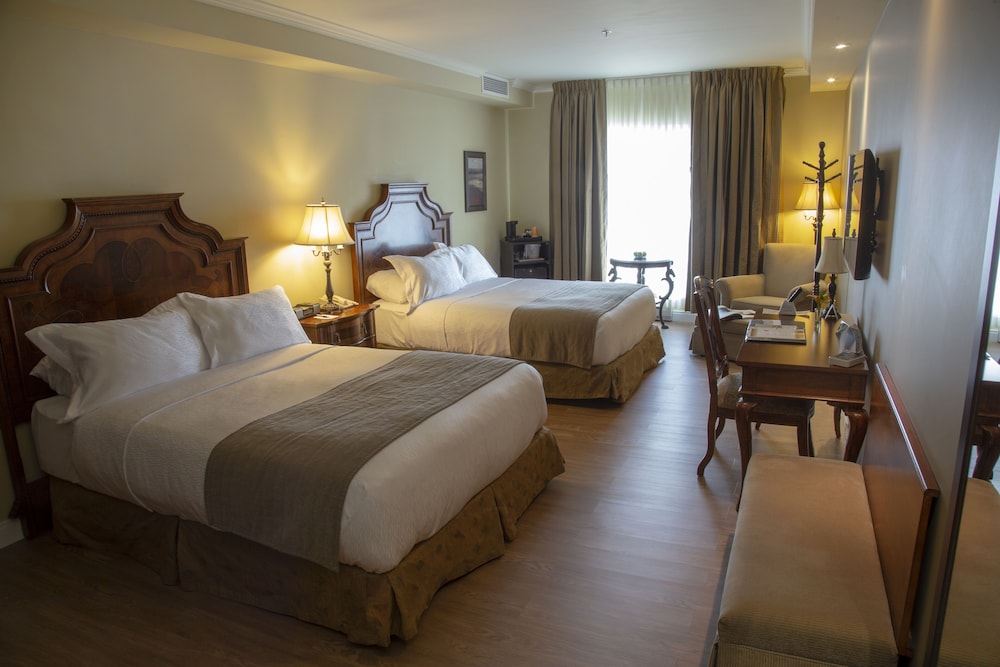 Standard, 2 King Beds