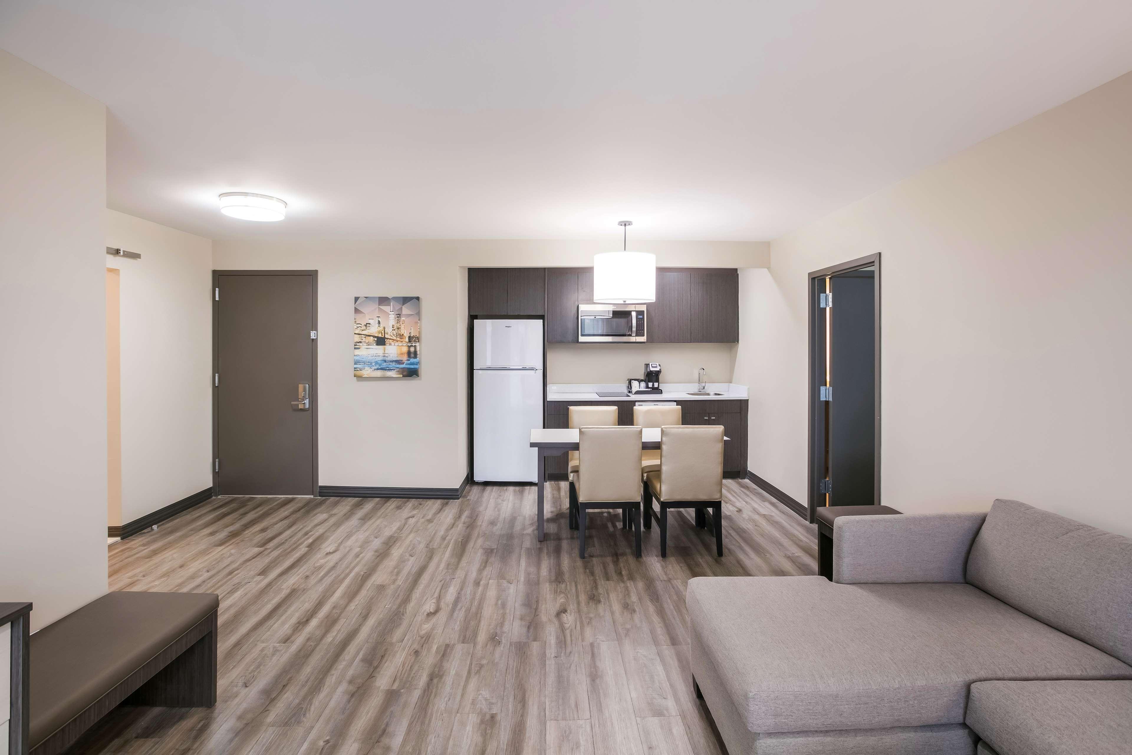 Executive Residency Bronx 21/36