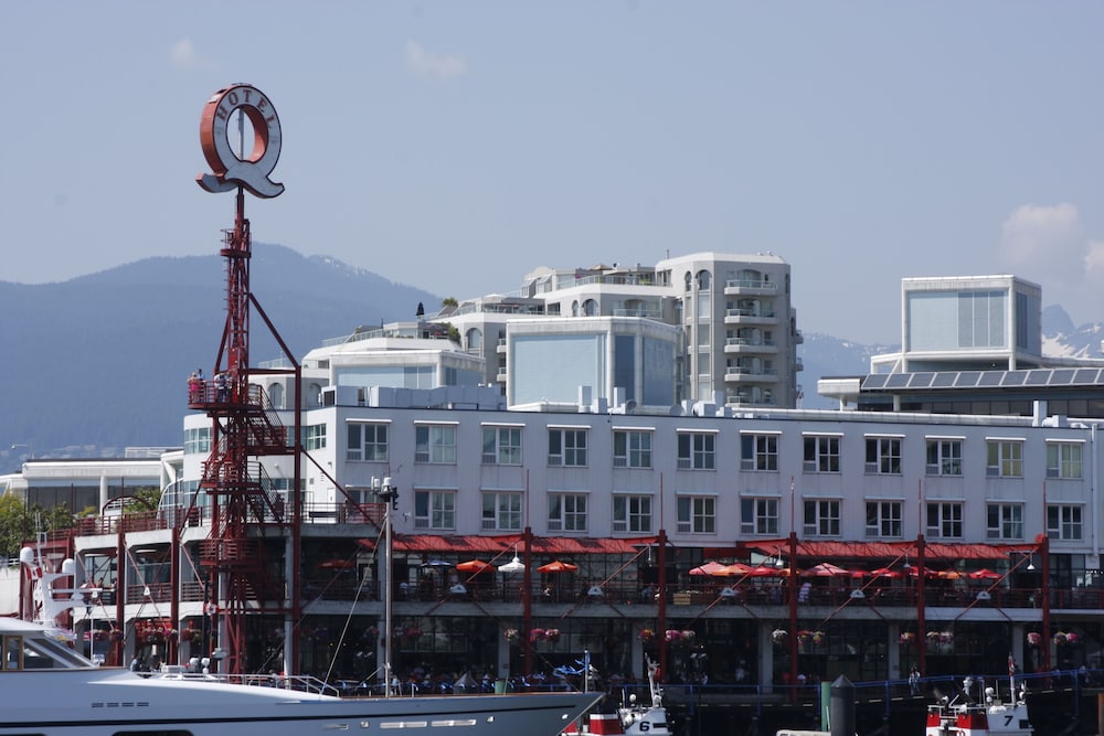 Lonsdale Quay Hotel 6/76