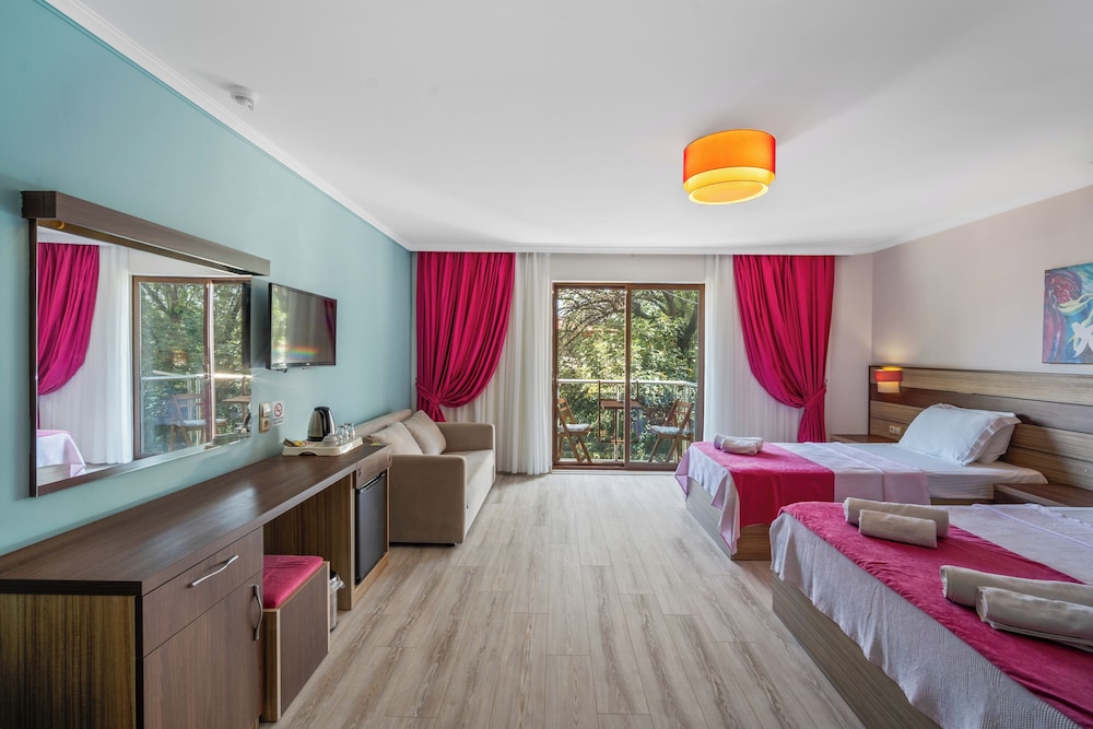 Eden Pyara Hotel Turunc 60/106