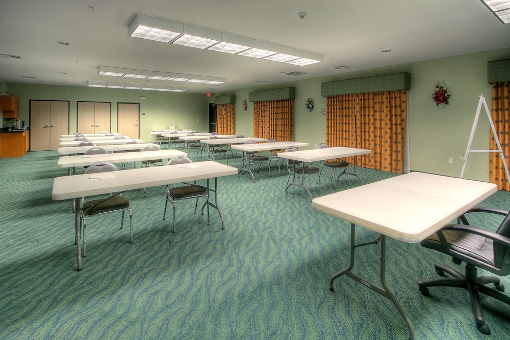 Holiday Inn Express Hotel and Suites Carlsbad 52/65