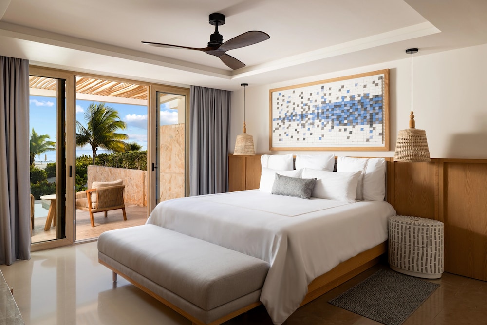 Preferred Club, Master, Suite, King Bed, Ocean Front, Private Pool