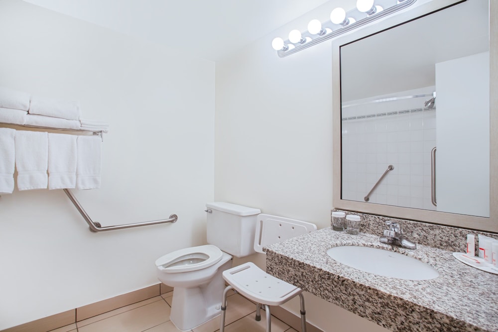 Ramada by Wyndham Red Deer Hotel & Suites 11/36