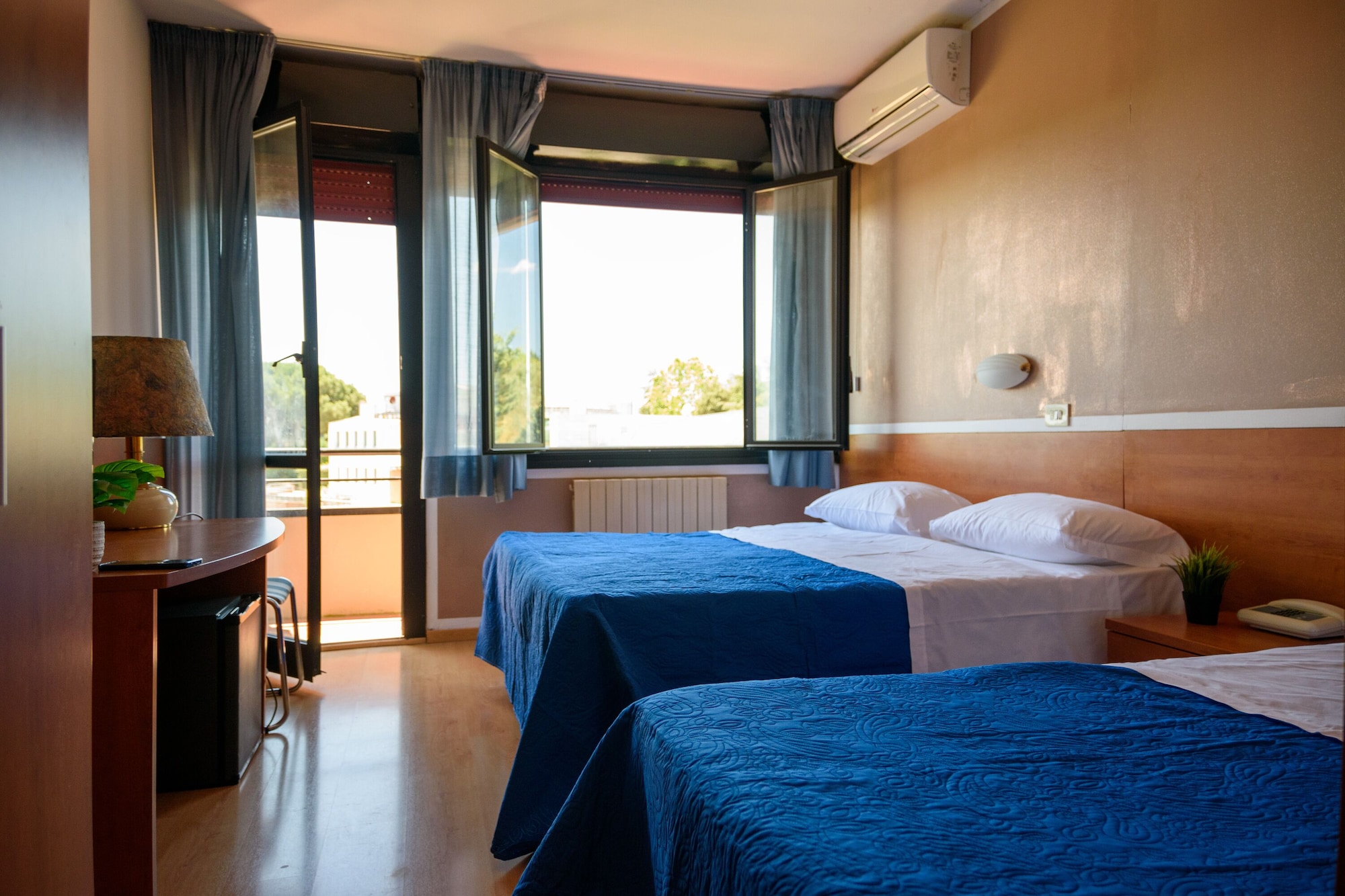 Classic, Queen Bed, Anna Siena Nord 3/10