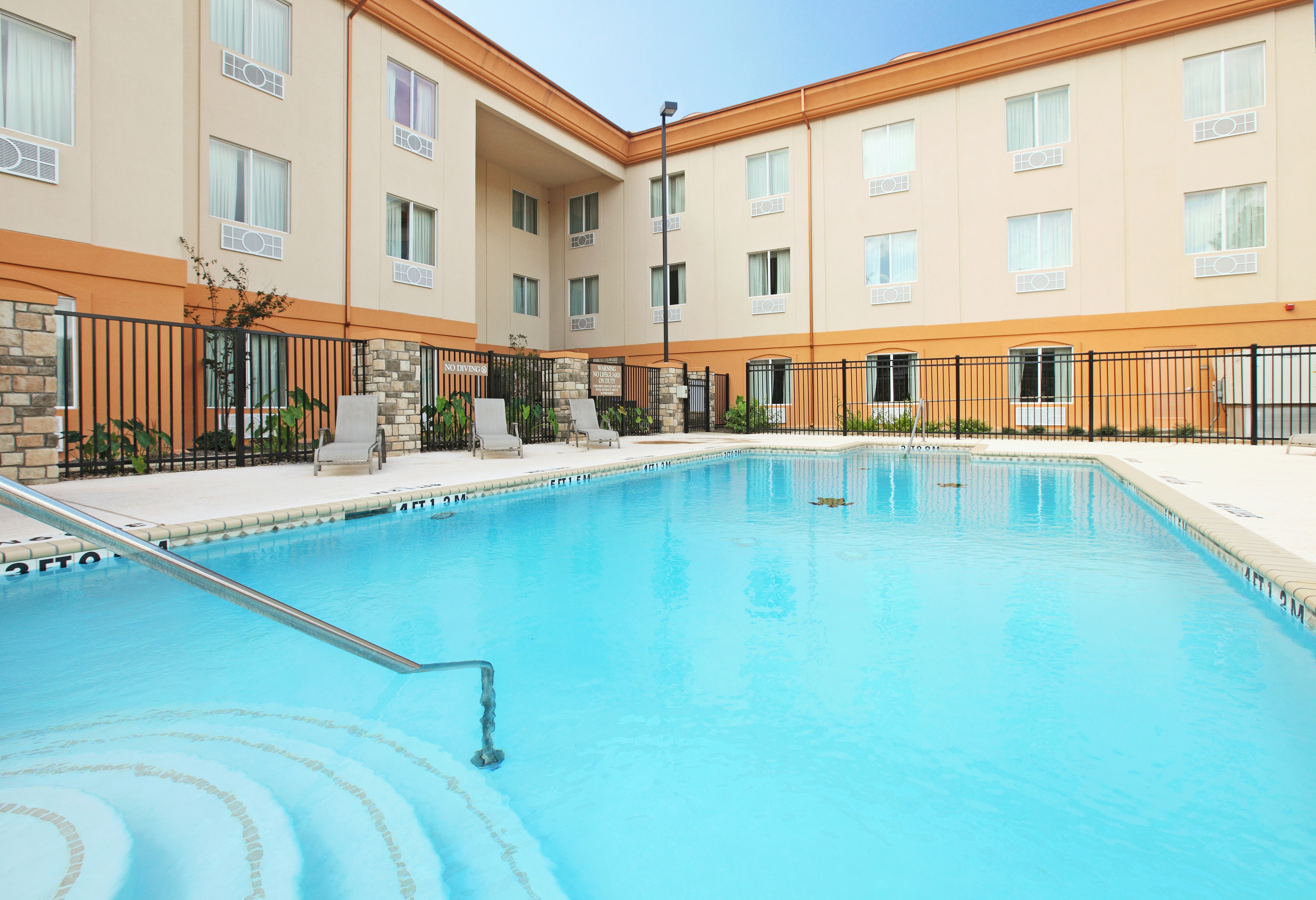 Holiday Inn Express Hotel And Suites Marshall 25/38