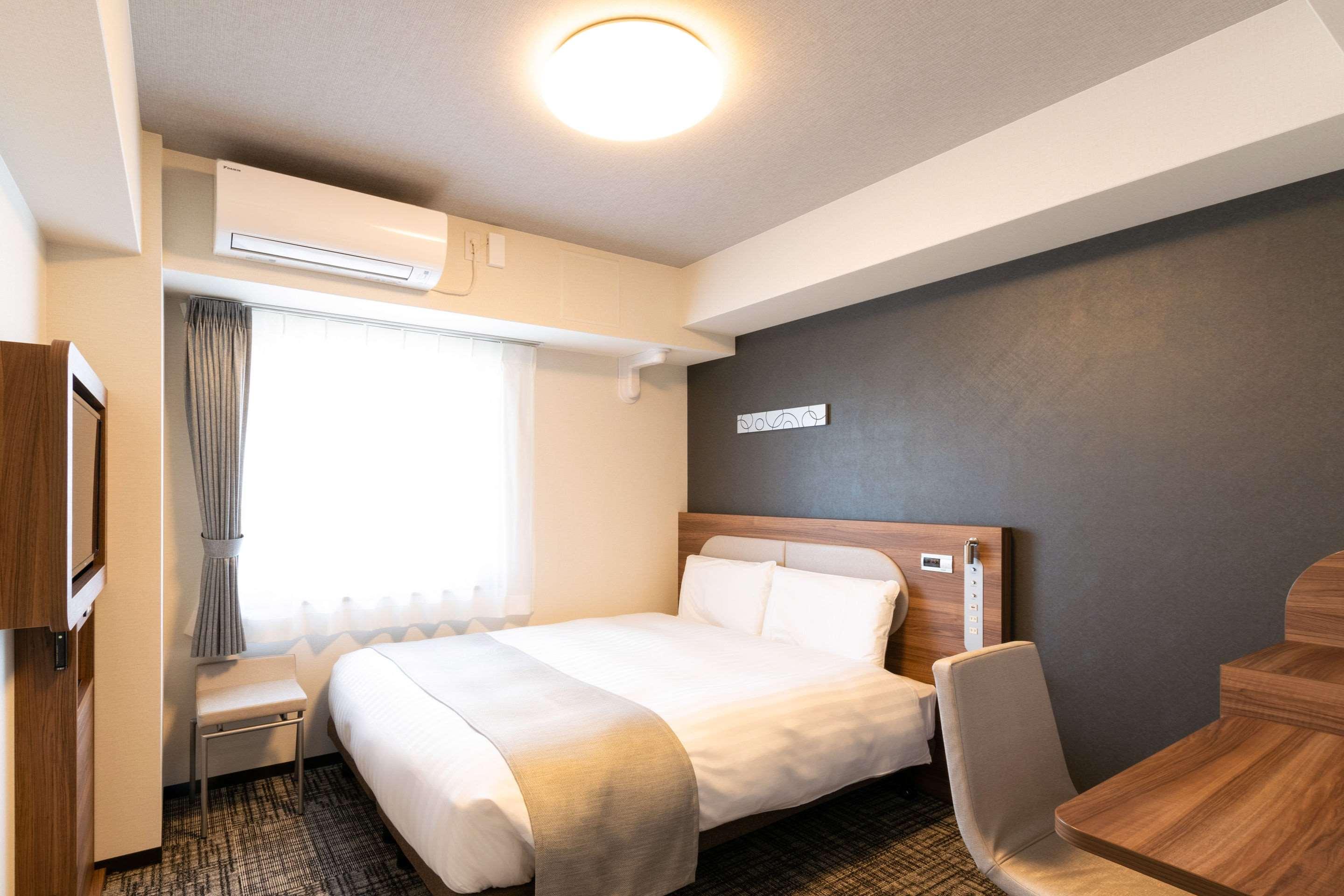 ROOM, QUEEN BED