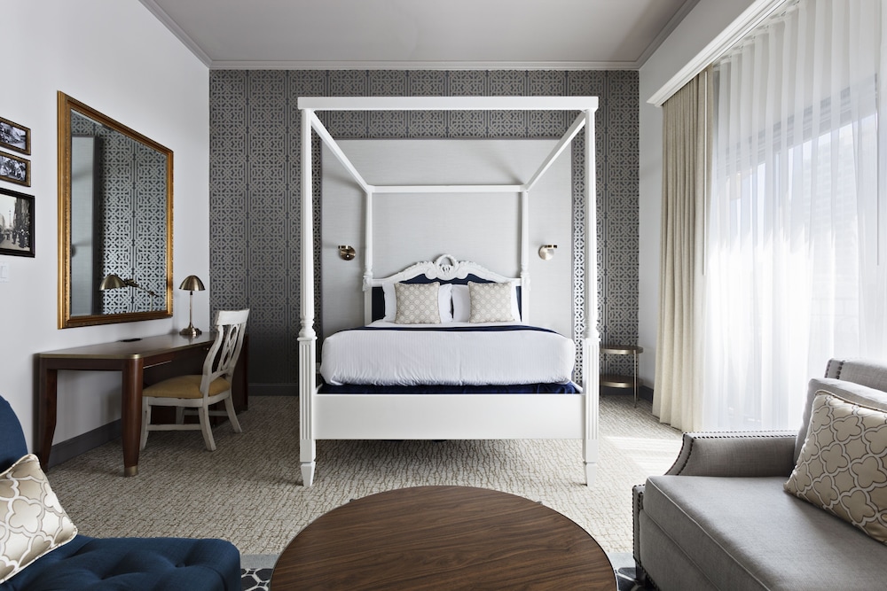 JUNIOR SUITE, QUEEN BED, BALCONY
