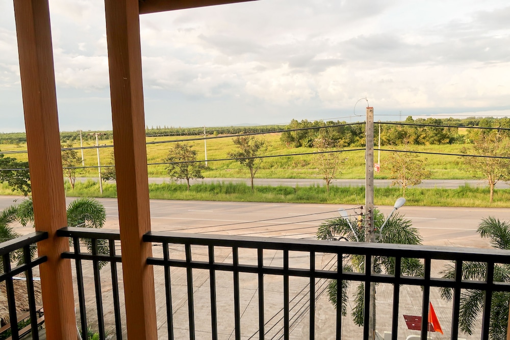 Baan Urt Suratthani Airport Hotel 58/66