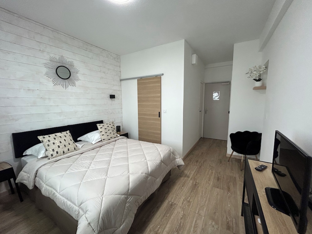Aiglon Bylitis Hotel 25/66