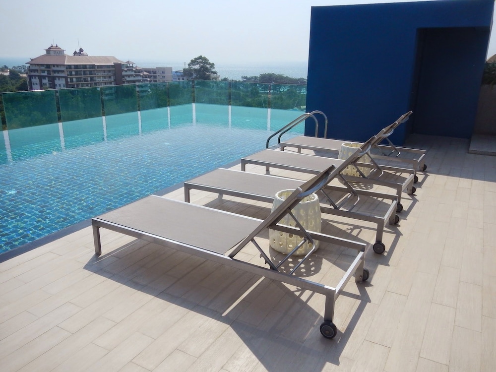 Acqua Condominium 25/50