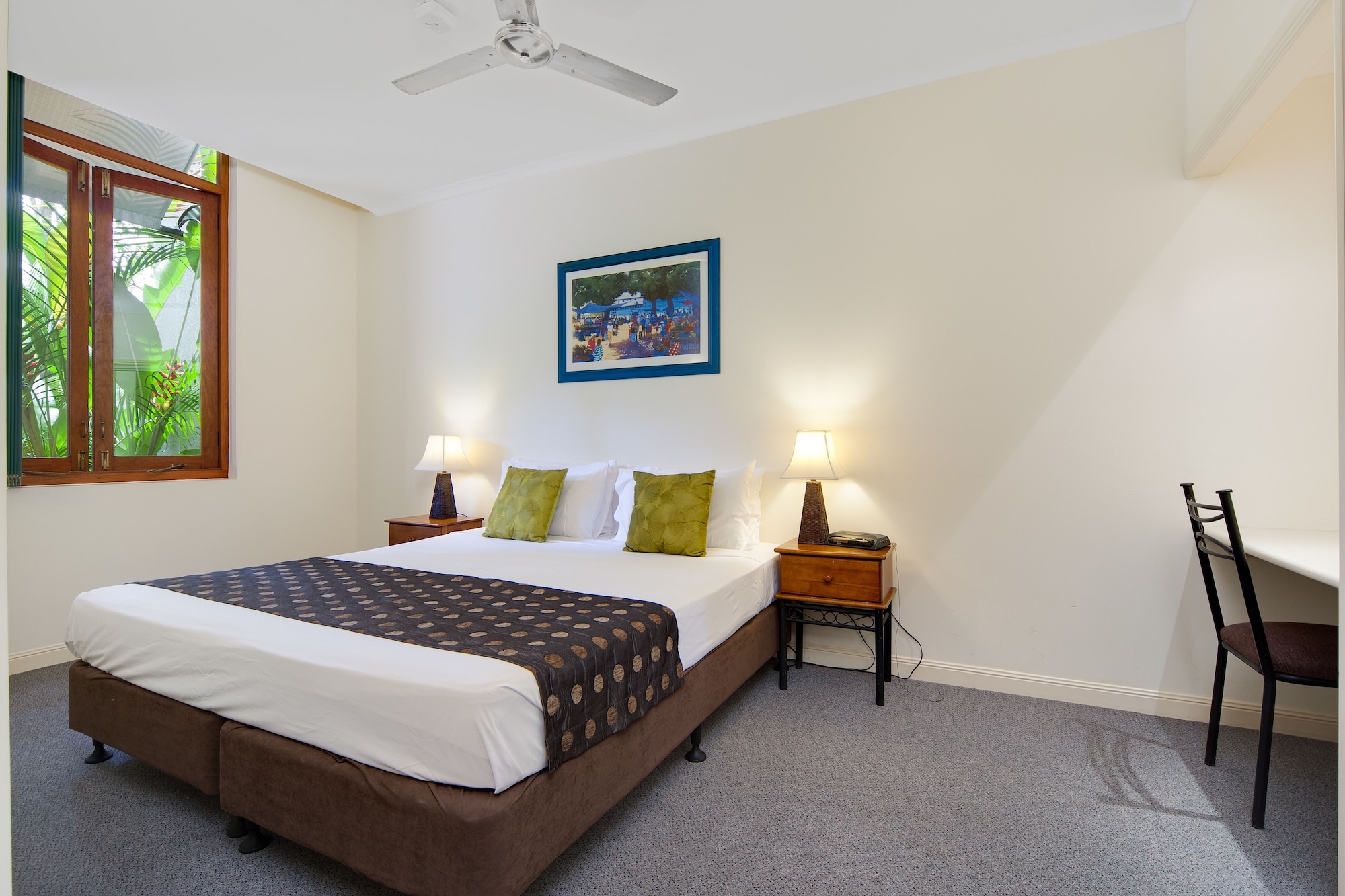 STUDIO, QUEEN BED