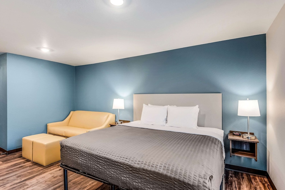WoodSpring Suites West Des Moines 16/38
