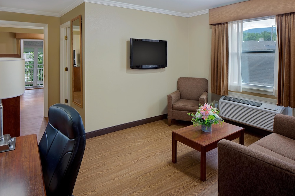 New Englander Inn Bennington 22/32