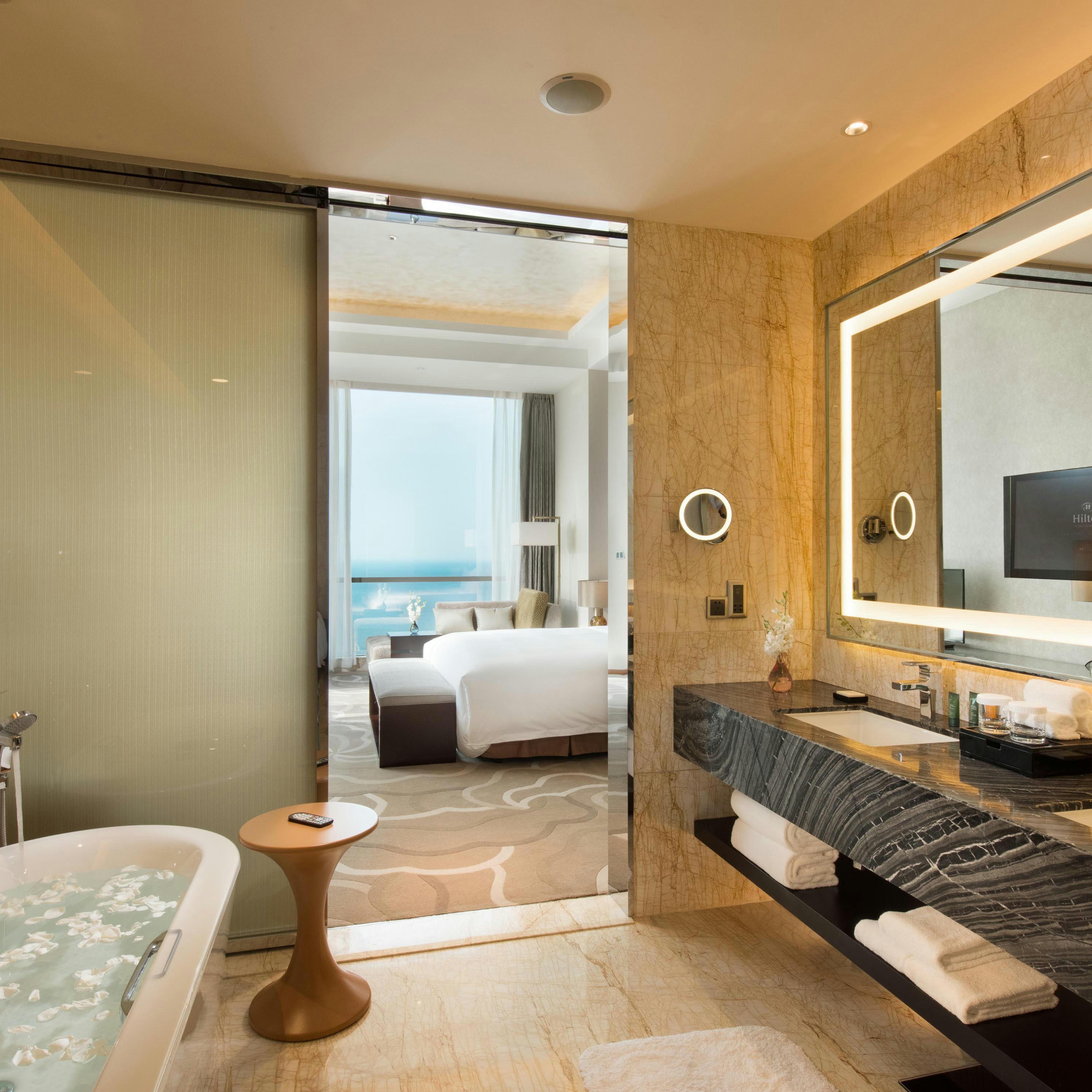 SUITE, KING BED, SEA VIEW