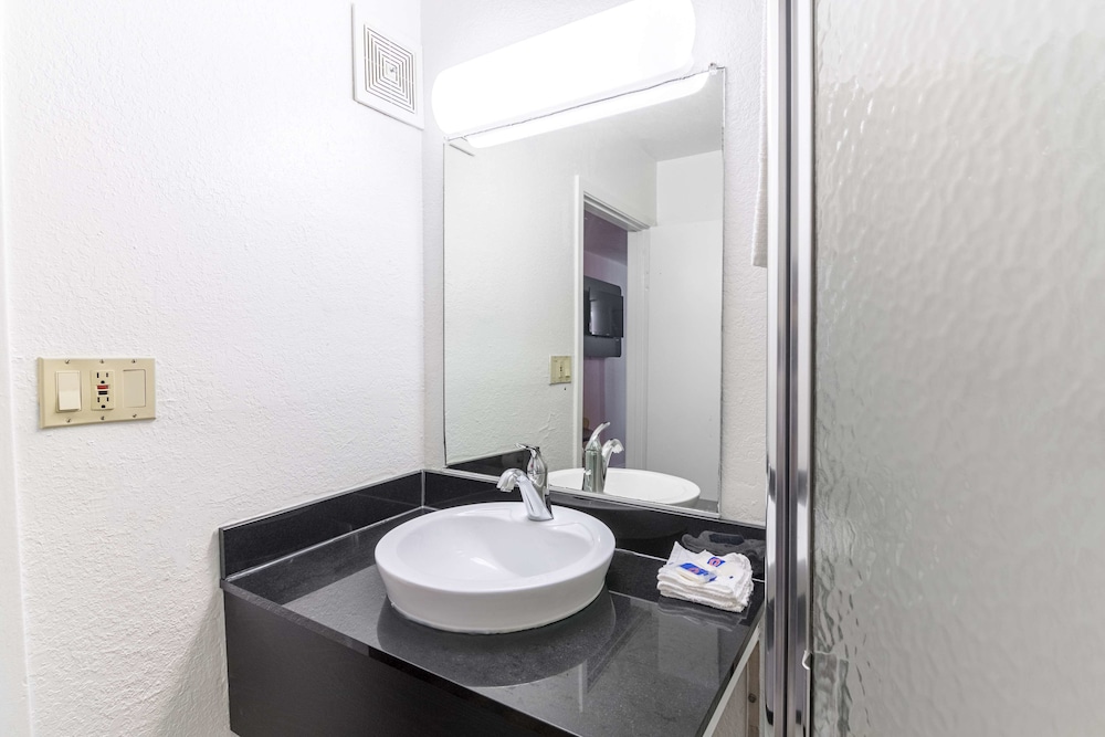 Motel6 Pensacola, FL - West 21/23
