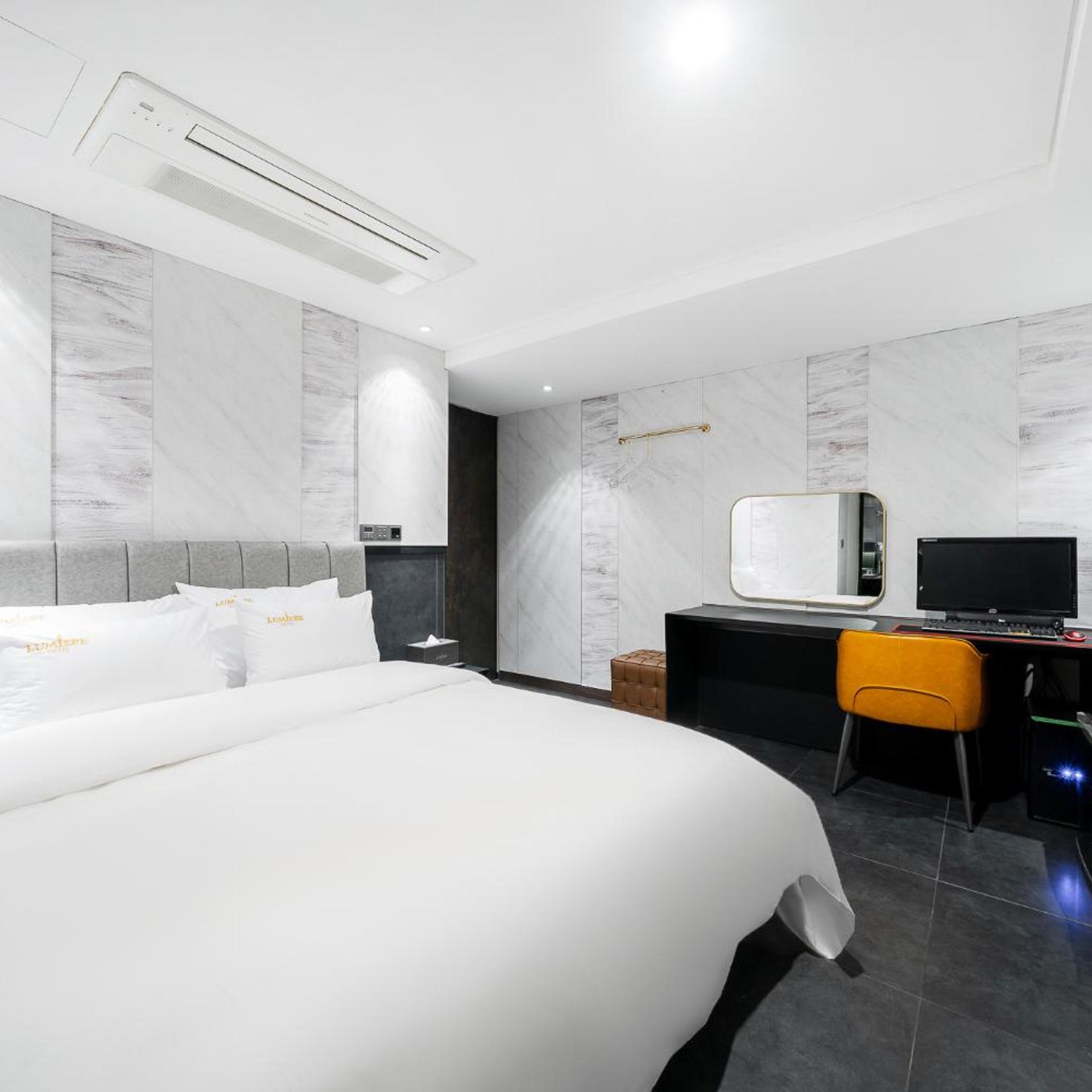 Superior, Single, King Bed, No Parking