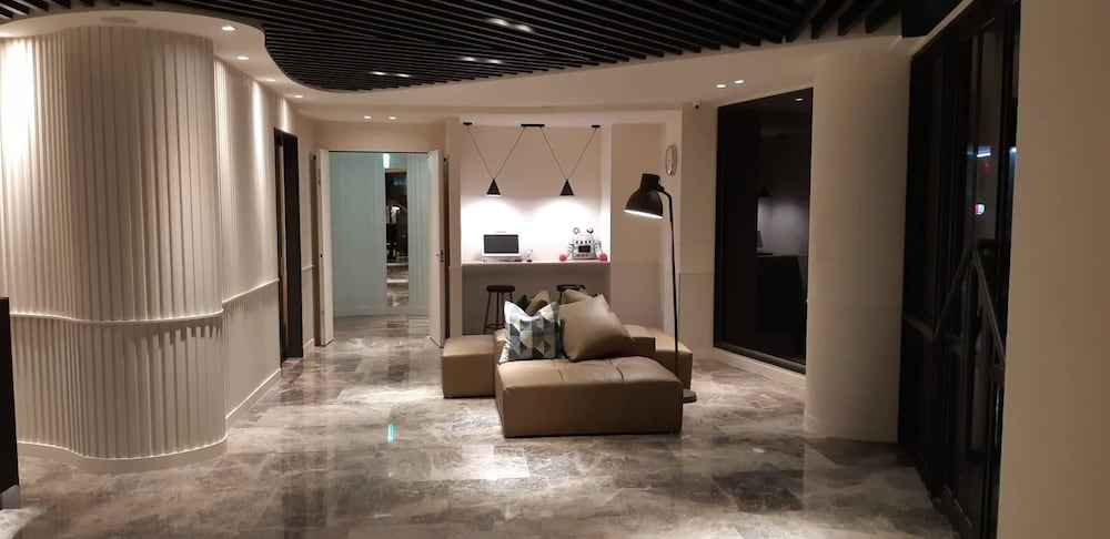 New California Hotel 28/46