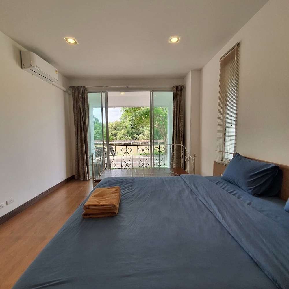 Suite, 1 Double and 1 Single Bed, River View, Sofa, G Floor