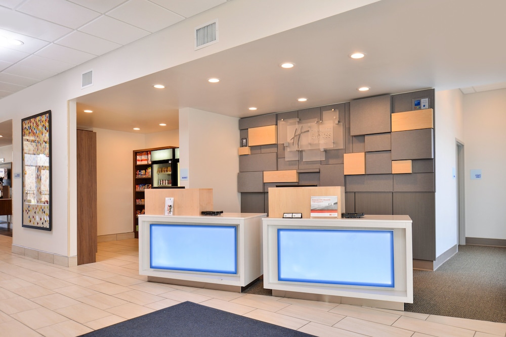 HOLIDAY INN EXPRESS & SUITES SOUTHGATE - DETROIT AREA 5/32