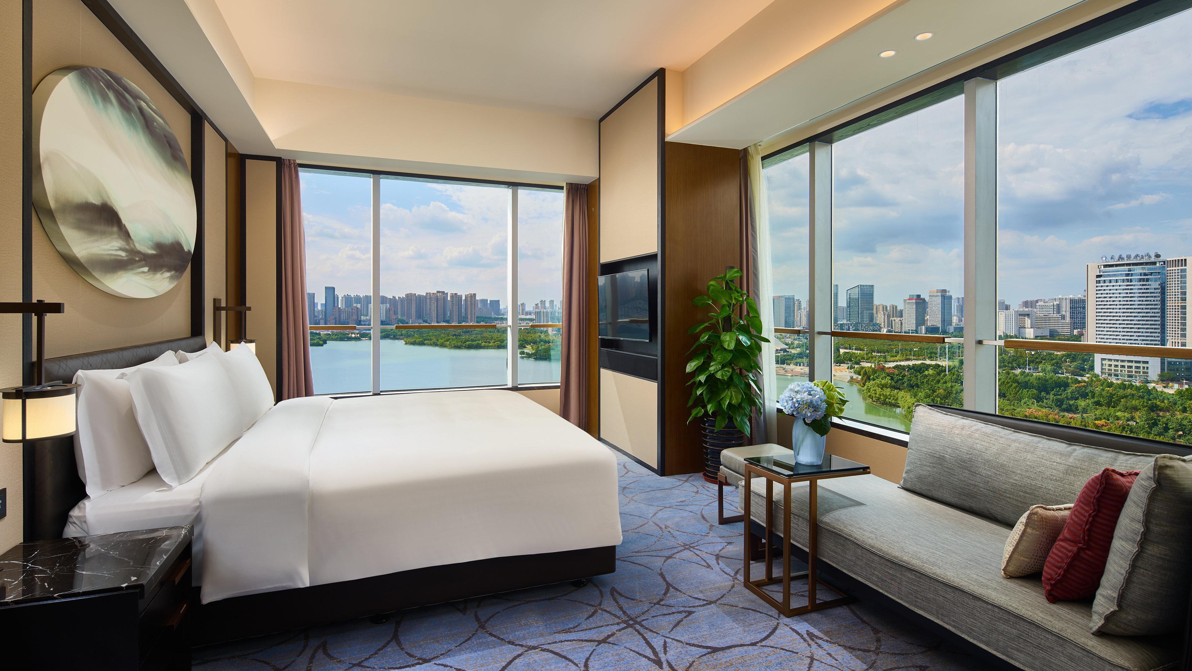 1 Bedroom, Suite, Lake View, Club Lounge Access