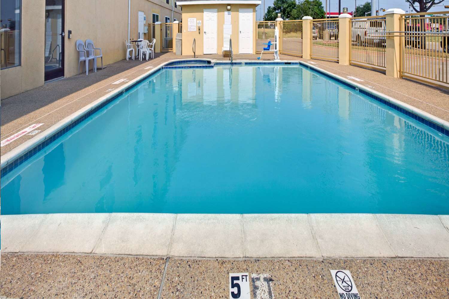 Days Inn by Wyndham Dallas Garland West 15/23