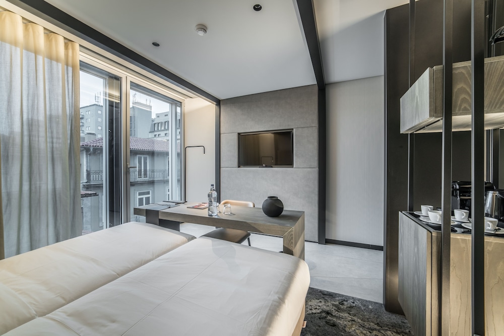 ROOM, TWIN BEDS, CITY VIEW