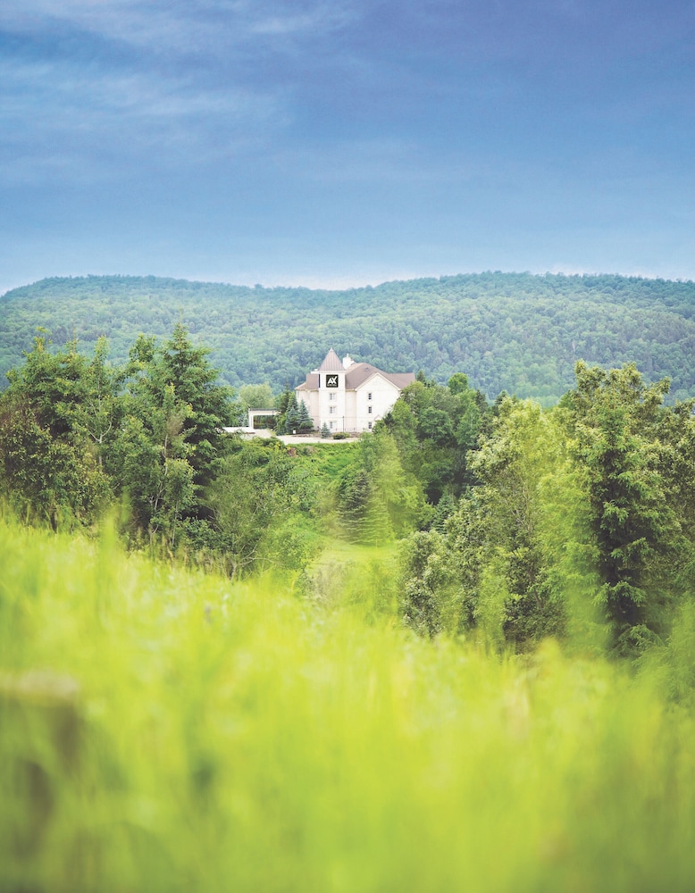 AX Hotel Mont Tremblant 50/53