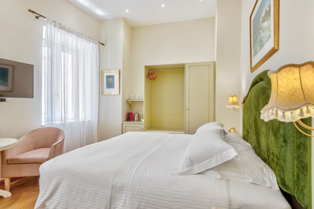 1844 Suites 22/61