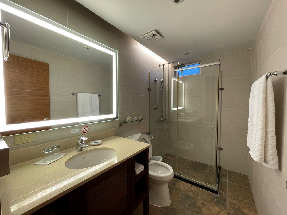 Surfrider Resort Hotel 74/79
