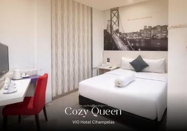 Cozy, Queen Bed, No Window