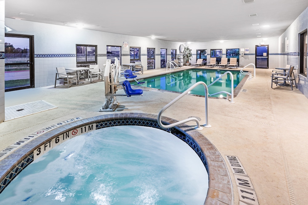 Holiday Inn Express Hotel Suites Hutto 42/72