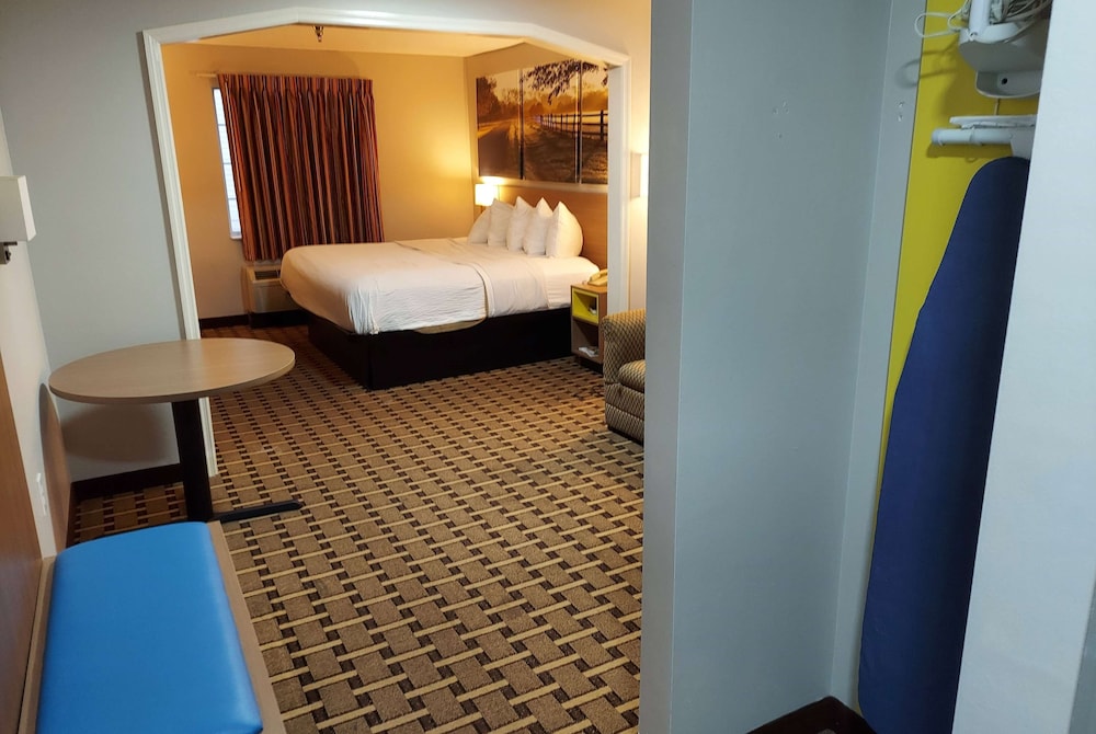 Days Inn & Suites by Wyndham Huntsville 19/19