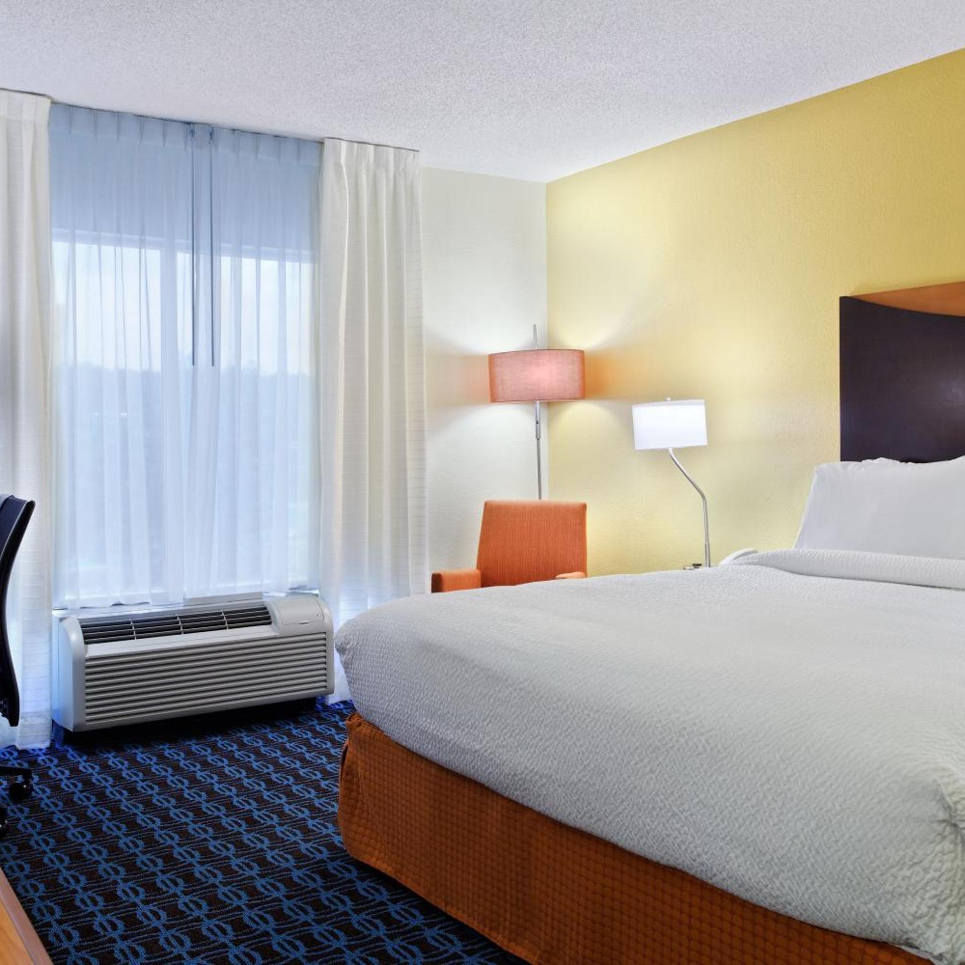 غرفة بسرير كينج بحوض استحمام لذوي الإعاقة، Fairfield Inn Suites Charlotte Arrowood 2/5