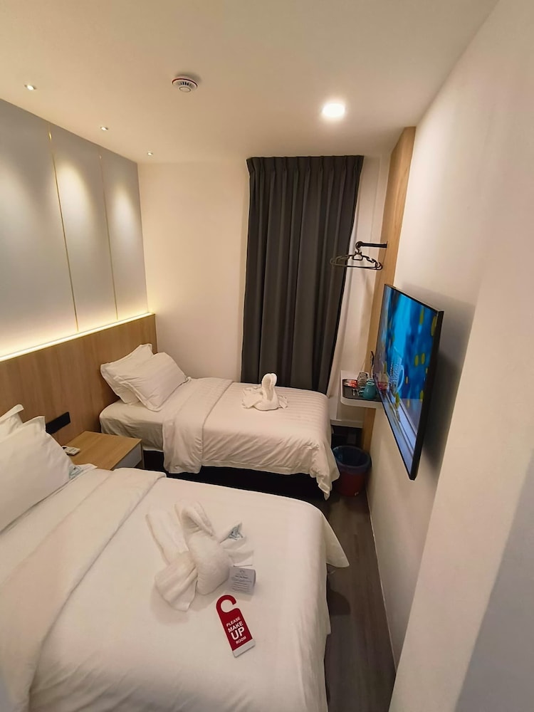 OYO 90082 Red’s Hotel 14/25