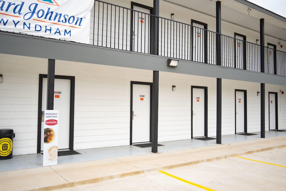 Howard Johnson by Wyndham Hillsboro TX 3/26