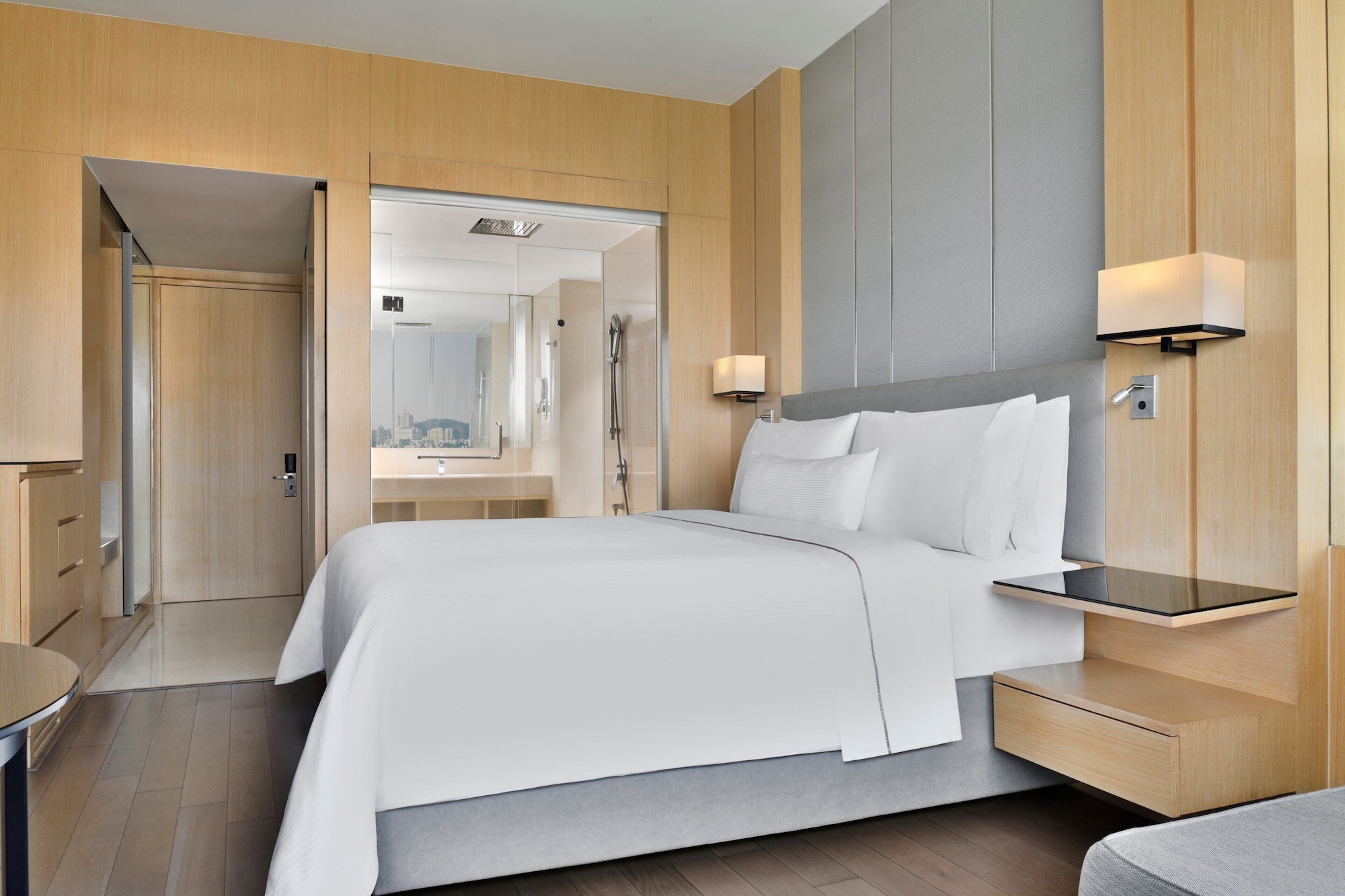 Room, King Bed, Hill View، The Westin Mumbai Powai Lake (ex Renaissance Mumbai) 5/10