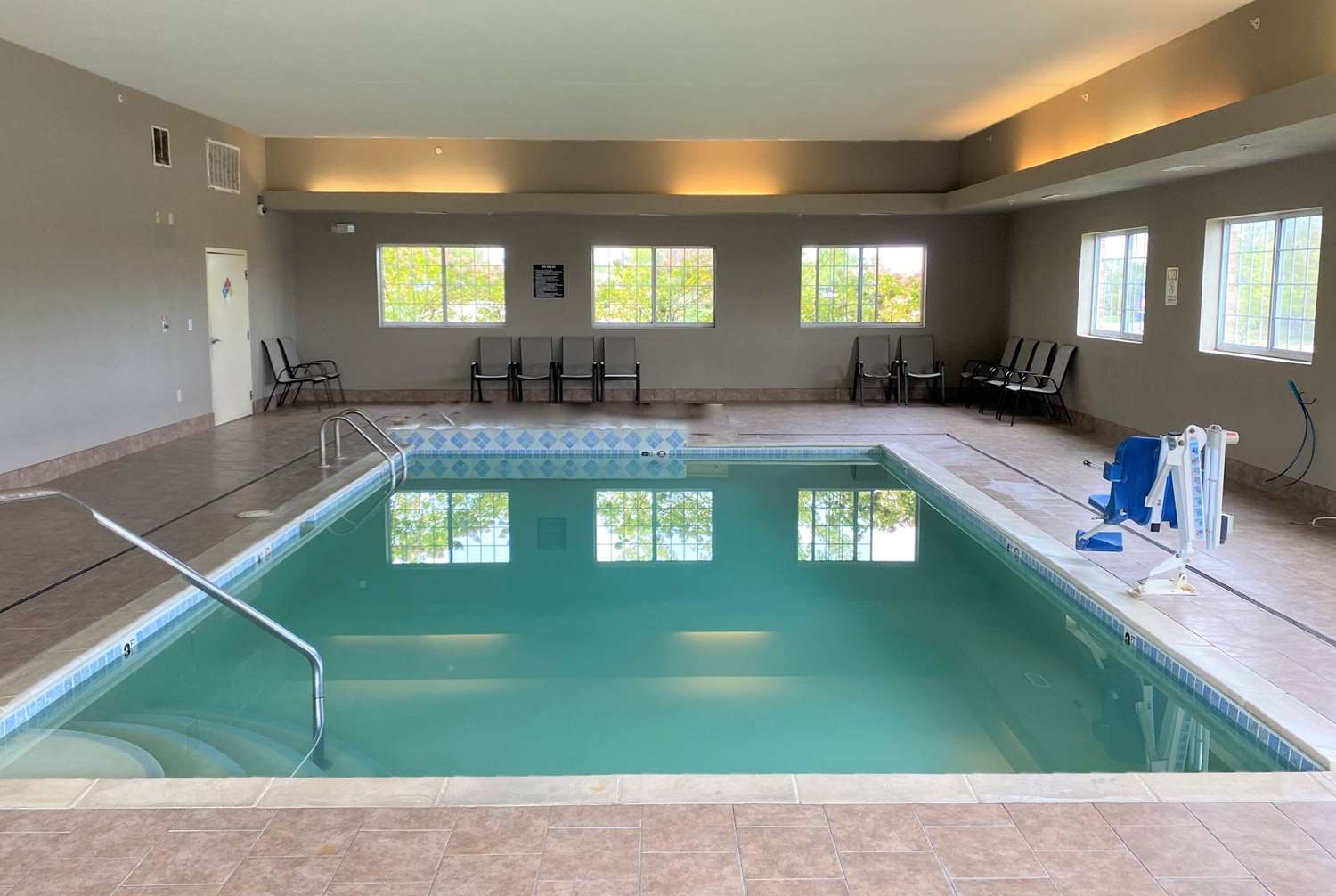 Super 8 by Wyndham Cedar Falls IA-University 14/19