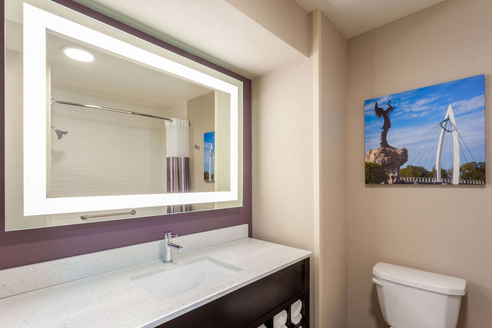 La Quinta Inn & Suites by Wyndham Wichita Airport 19/56