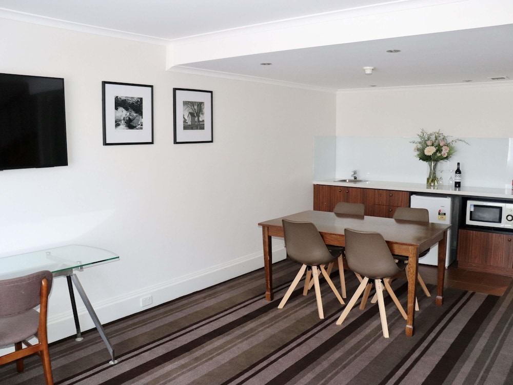 Mercure Canberra 26/41
