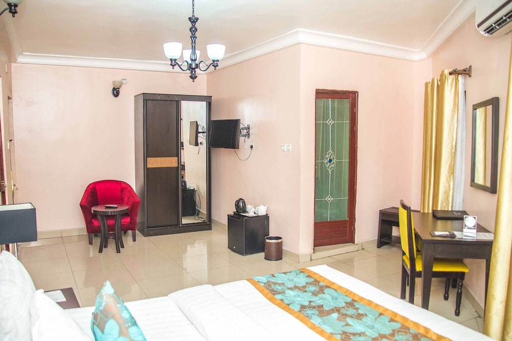 Royal Crest Hotel & Suites 22/50